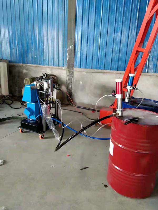 聚氨酯發(fā)泡機設備JNJX-Q1600(圖2) 聚氨酯發(fā)泡機設備保溫施工現場(chǎng)