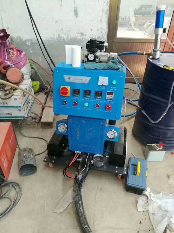 江蘇聚氨酯噴涂機應用于熱水管保溫施工(圖1) 江蘇聚氨酯噴涂機設備JNJX-Q2600智能定時(shí)
