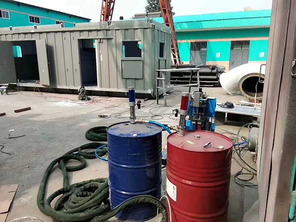 湖南聚氨酯發(fā)泡設備集裝箱移動(dòng)房保溫施工(圖3) 集裝箱移動(dòng)房聚氨酯發(fā)泡施工