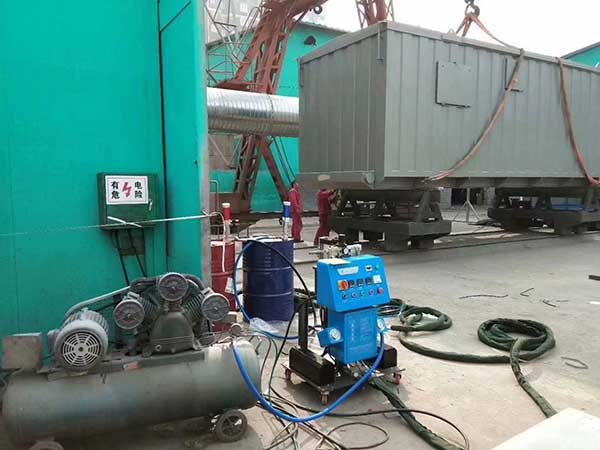 Q2600聚氨酯噴涂機應用于移動(dòng)房噴涂發(fā)泡保溫
