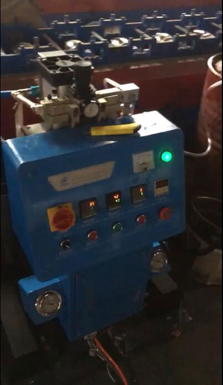 河北聚氨酯噴涂機 Q2600D型 卷簾門(mén)填充澆注聚氨酯(圖2) Q2600D型卷簾門(mén)填充澆注聚氨酯噴涂機