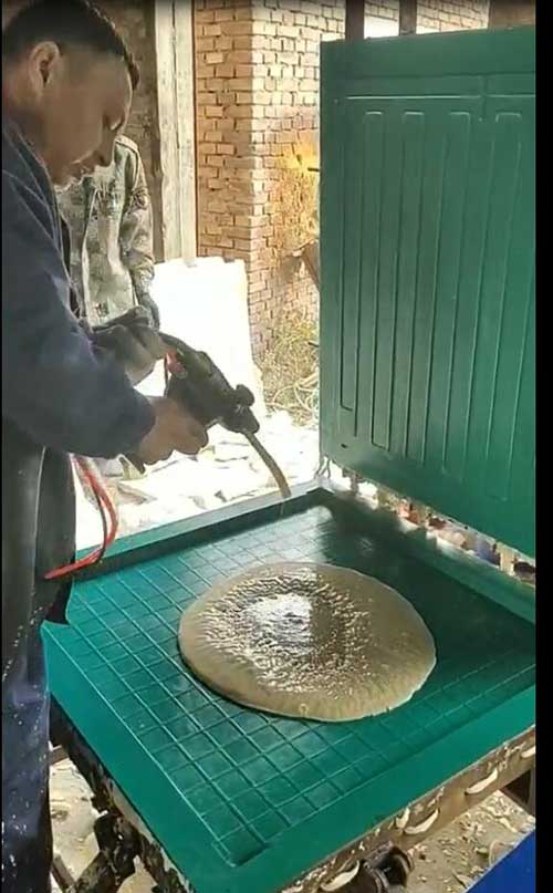 養殖場(chǎng)仔豬電熱板 聚氨酯材料發(fā)泡機案例