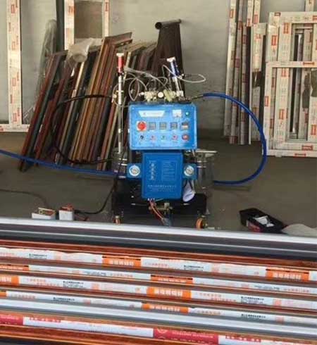 鋁型材發(fā)泡機(圖1) Q2600D氣動(dòng)鋁型材發(fā)泡機