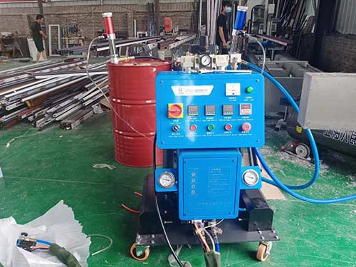 斷橋鋁內部填充物 是什么泡沫(圖2) Q2600D斷橋鋁填充聚氨酯噴涂發(fā)泡機