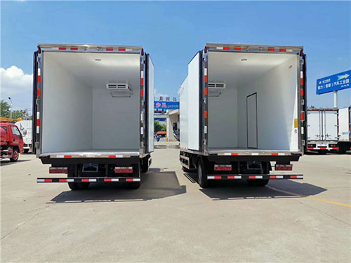 冷藏車(chē)廂板廂體填充聚氨酯噴涂機(圖1) 冷藏車(chē)廂板廂體填充聚氨酯噴涂案例