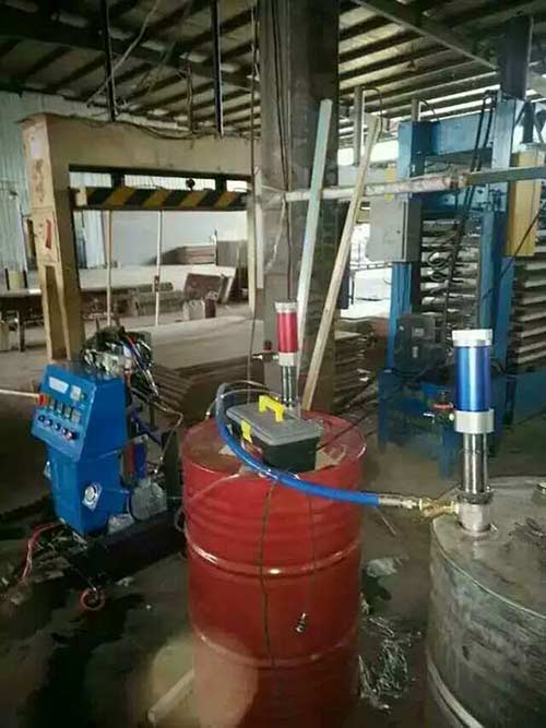 防盜門(mén)門(mén)框填充材料 防盜門(mén)聚氨酯填充噴涂機(圖1) Q2600防盜門(mén)門(mén)框填充材料 防盜門(mén)聚氨酯填充噴涂機